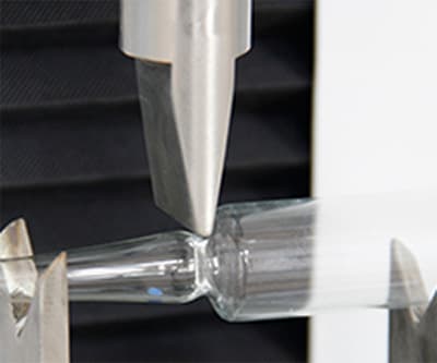 使折斷力測試儀加力裝置正對著刻痕的中間位置